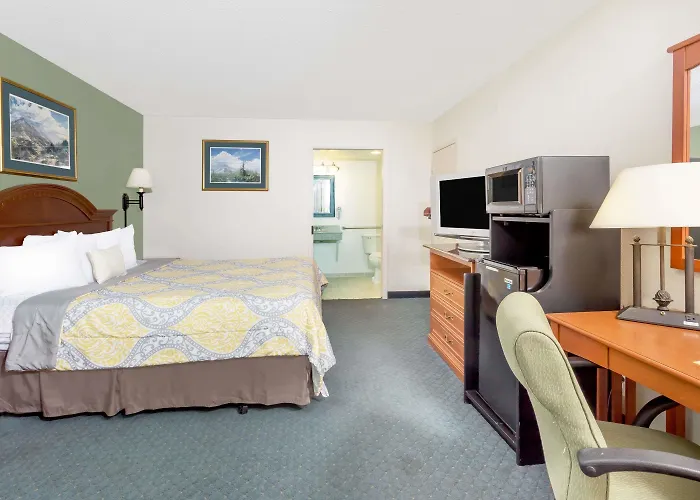 Days Inn By Wyndham Cedar Falls- University Plaza