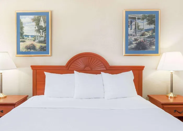 Super 8 By Wyndham Montgomery Maybrook