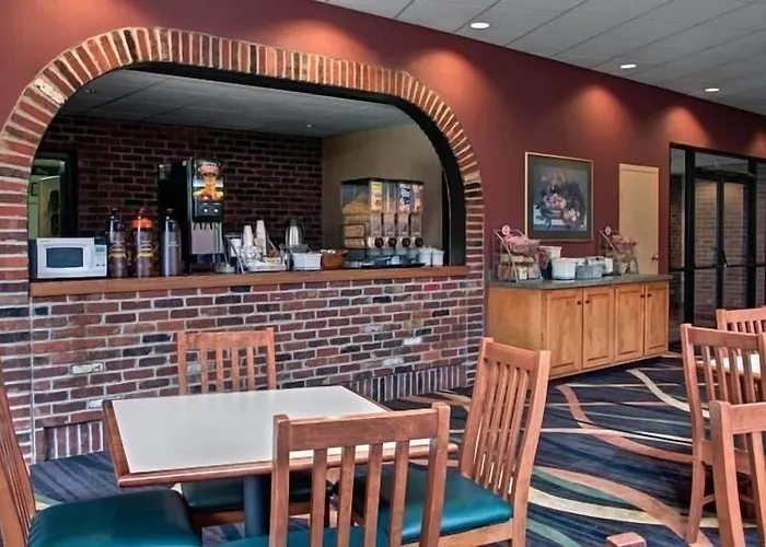 Super 8 By Wyndham State College