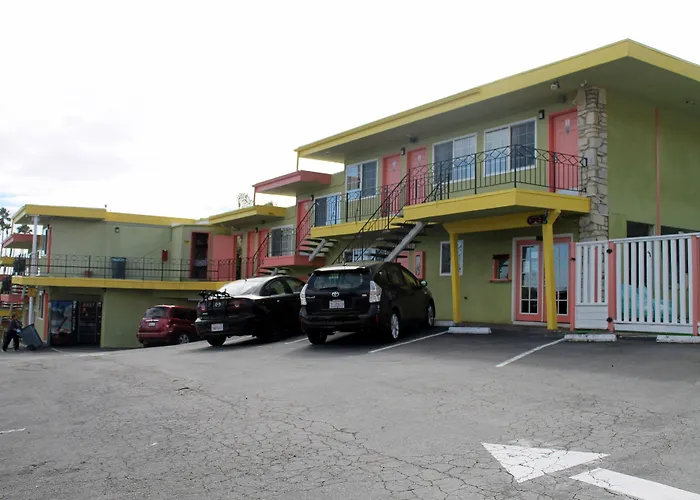 Fireside Inn By The Beach Boardwalk & Bowling