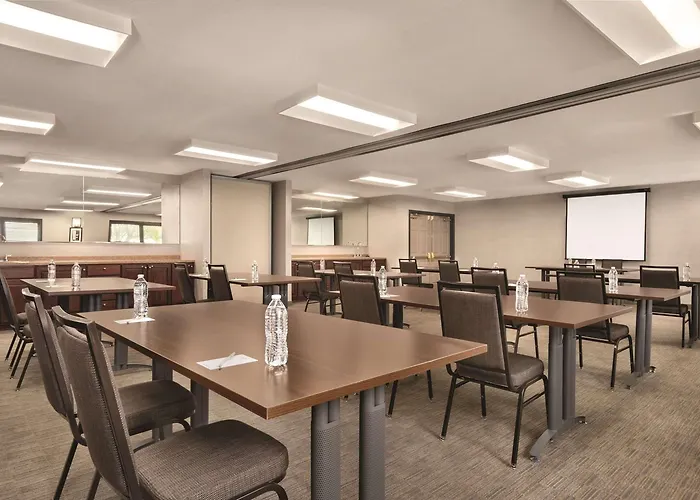 Country Inn & Suites By Radisson, Pella, Ia