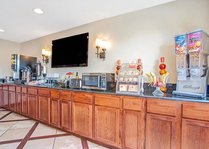 Super 8 By Wyndham Clinton