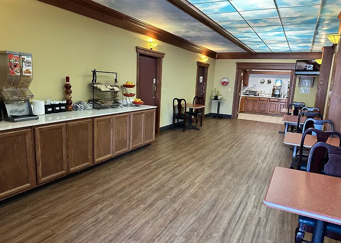 Ramada By Wyndham Saginaw Hotel & Suites