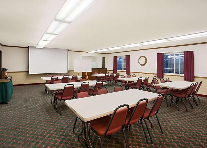 Super 8 By Wyndham New Hampton