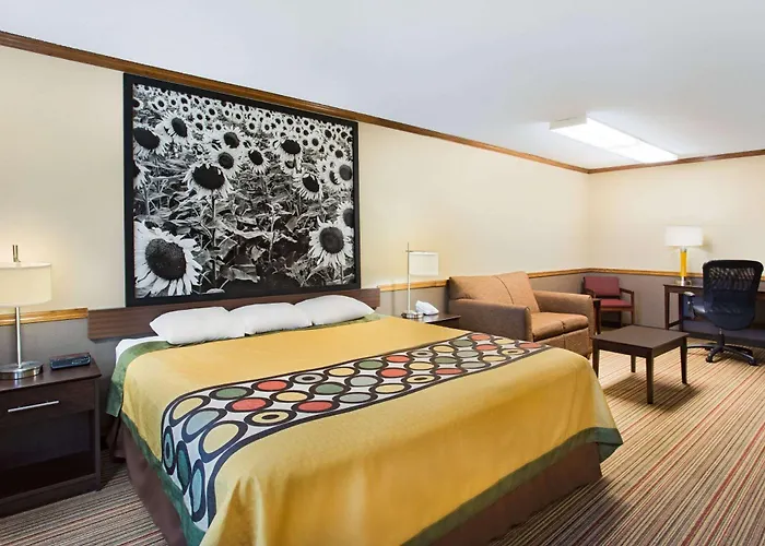 Super 8 By Wyndham New Hampton
