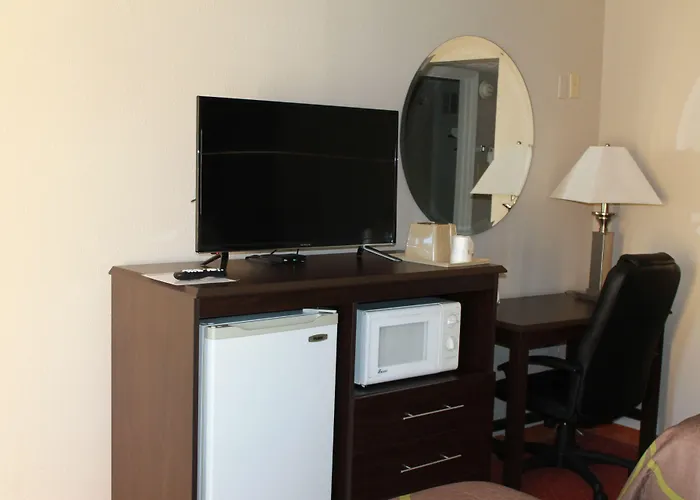 Super 8 By Wyndham Locust Grove