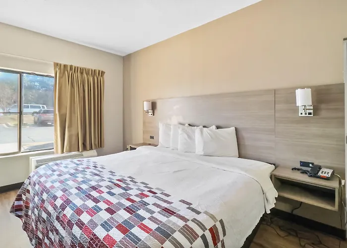 Red Roof Inn & Suites Fayetteville-Fort Bragg
