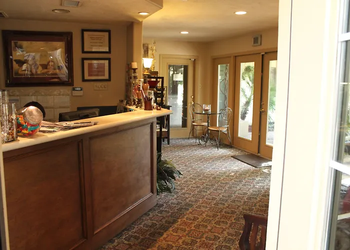 Vineyard Court Designer Suites Hotel