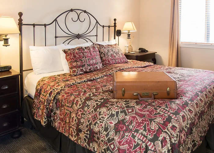 Vineyard Court Designer Suites Hotel