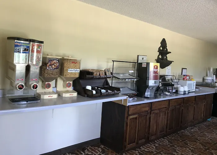 Clairmont Inn & Suites - Warren