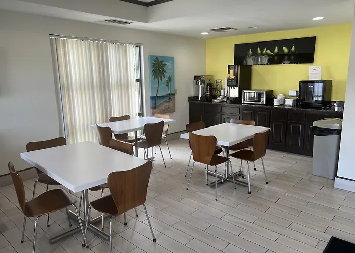 Super 8 By Wyndham Petersburg