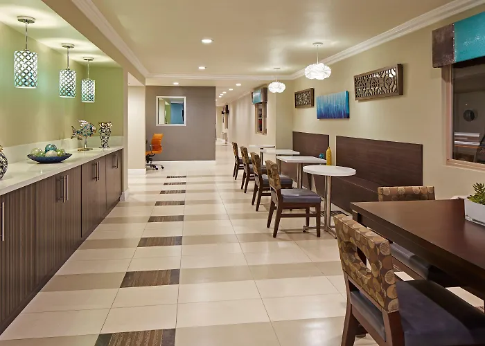 Eden Roc Inn & Suites Near The Maingate