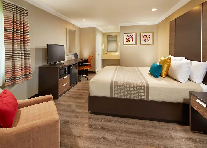 Eden Roc Inn & Suites Near The Maingate