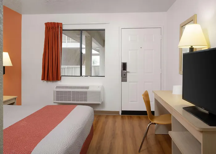 Motel 6-Buena Park, Ca - Knotts Berry Farm - Disneyland