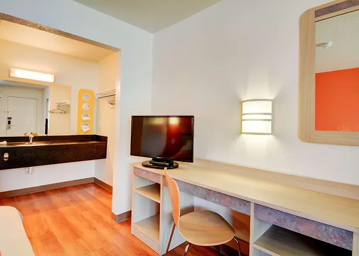 Motel 6-Southington, Ct - Hartford