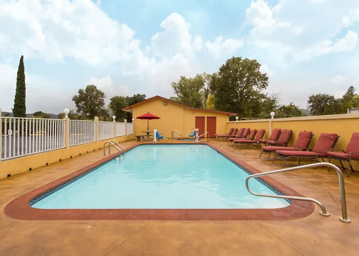 Upper Lake Inn & Suites