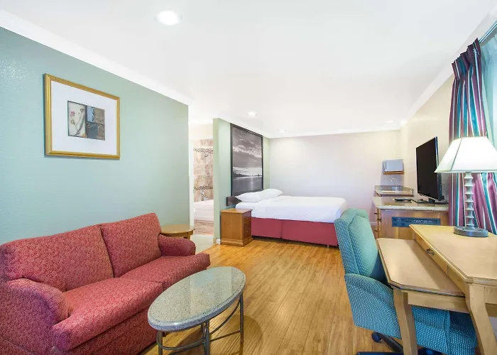 Upper Lake Inn & Suites