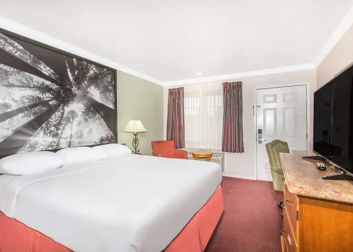 Upper Lake Inn & Suites