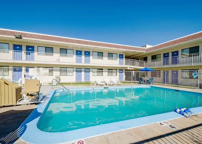 Motel 6 Thornton