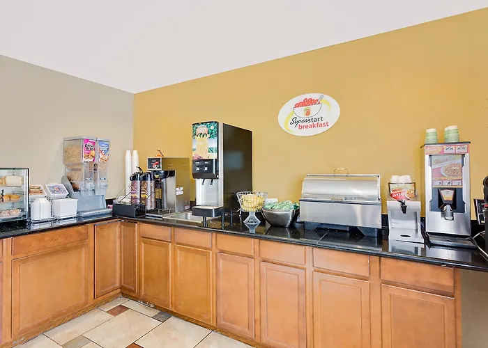 Super 8 By Wyndham Decorah
