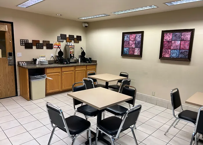 Lavissh Inn And Suites