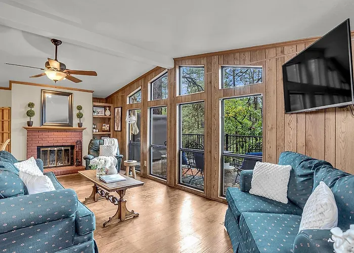 Pinewood Canyon Cabin!