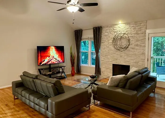 Modern Luxe Retreat Near Braves Fast Wifi And Parking