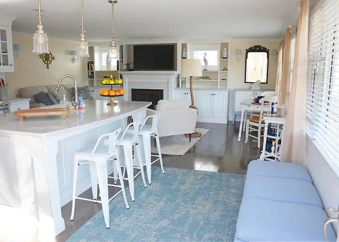 Little Miss Cottages - 68 East Grand Luxury Condo