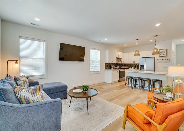 2 Mi To Ut: Modern Retreat W/ Covered Porch
