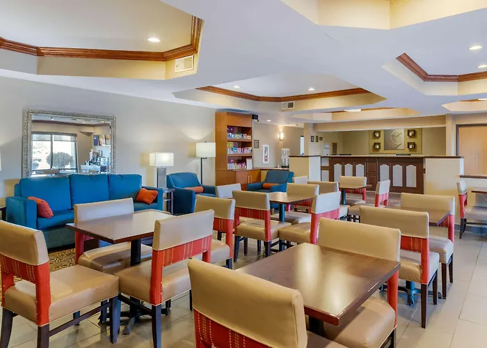 Comfort Suites South Haven Near I-96