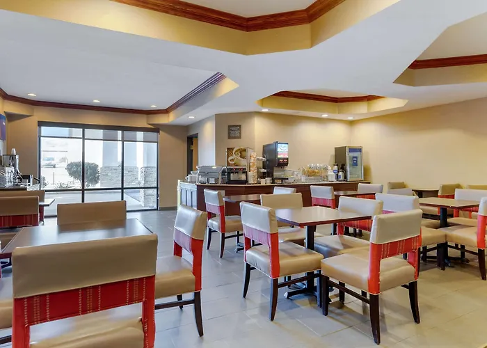 Comfort Suites South Haven Near I-96