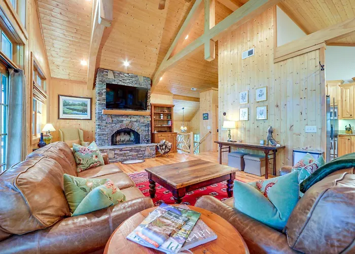 Scenic Mtn & Fairway Views: Cozy Cashiers Getaway