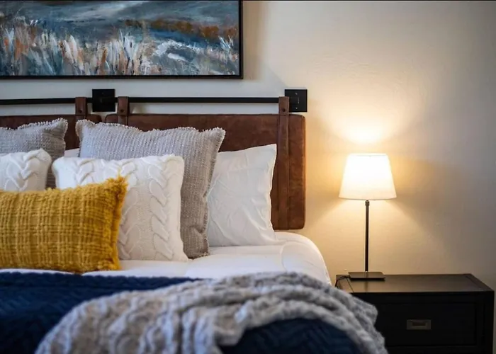 Apres Abode • Pet-Friendly Ski Retreat W/ Hot Tub