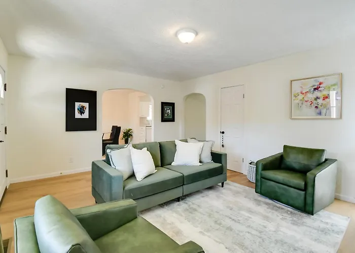 Walk To Ritter Park: Renovated Home Near Marshall!