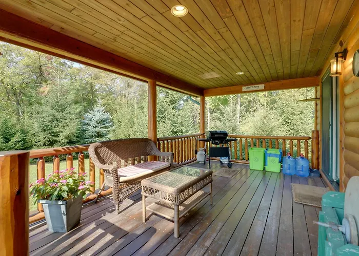 Port Austin Winter Retreat: Hot Tub & Fireplace