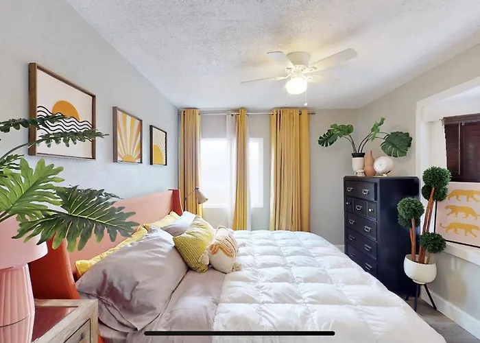 4 Bedroom Vintage Cool House