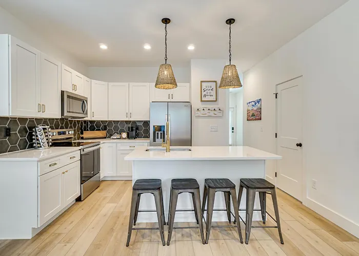 2 Mi To Ut: Modern Retreat W/ Covered Porch