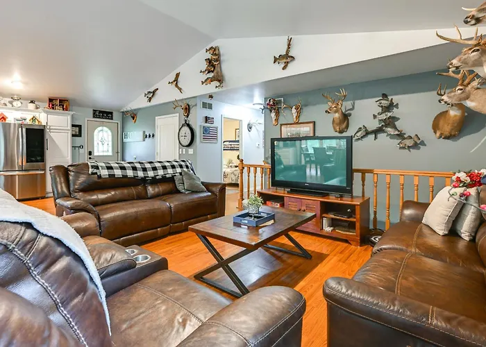 Cozy Northwoods Cabin: Hot Tub, Fire Pit & Trails