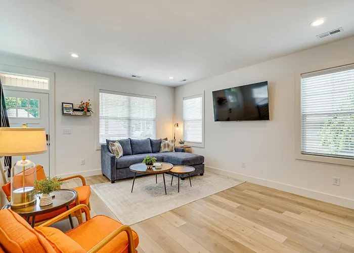2 Mi To Ut: Modern Retreat W/ Covered Porch