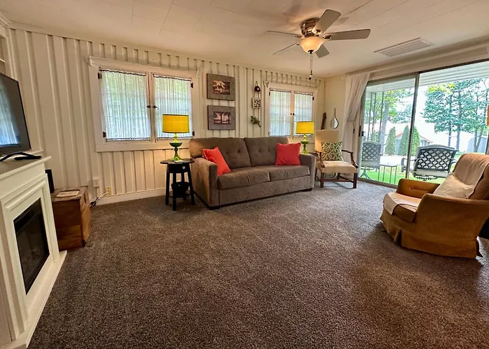 Long Lake Cottage-Hot Tub-Pet Friendly-Near Alpena