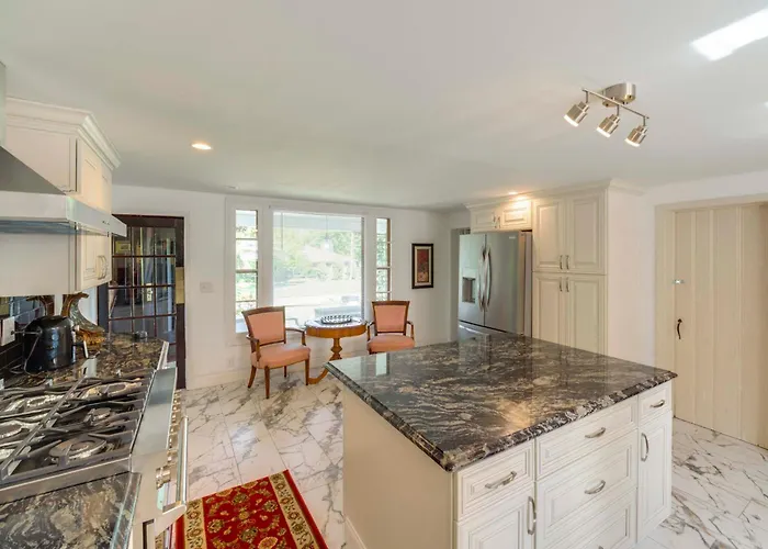Near Lake Erie, Harbor & Parks: Conneaut Getaway!