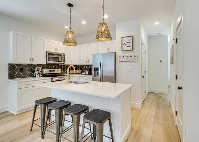 2 Mi To Ut: Modern Retreat W/ Covered Porch