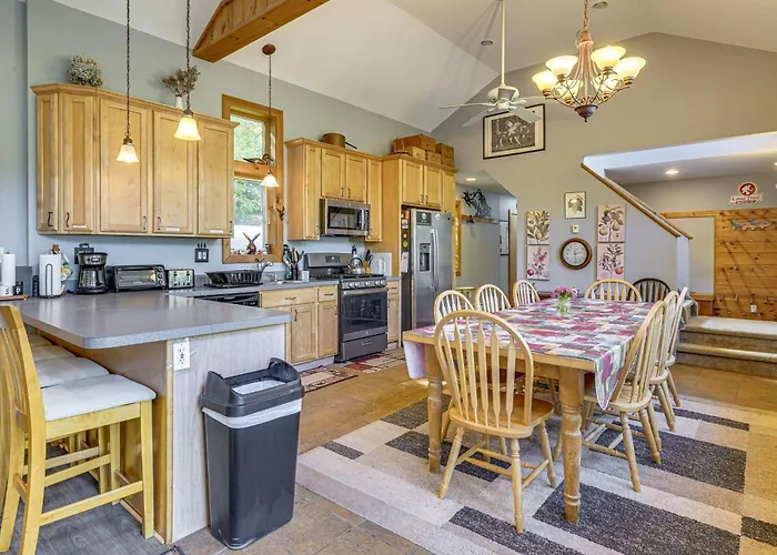 Riverfront Home W/ Hot Tub Near Killington Resort