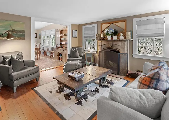 1800 Historical East Hampton Home, 1 Mile To Town!