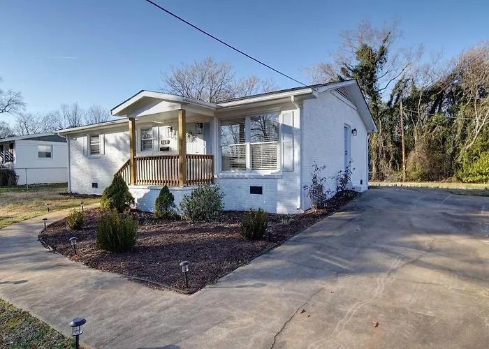 Cozy Riverside Cottage Fully Updated Quiet 3 Beds