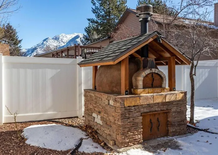 Apres Abode • Pet-Friendly Ski Retreat W/ Hot Tub
