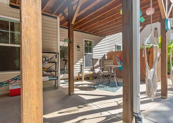 Poolside Boho Chic Studio - Dog Friendly!