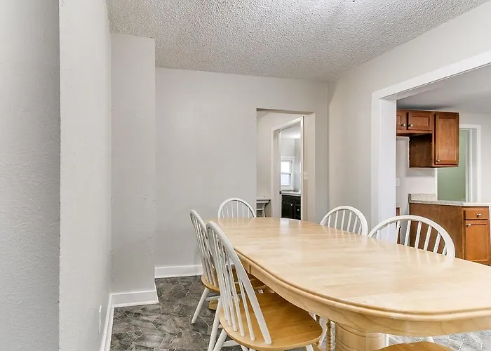Cozy House Near Iowa State Fairgrounds!