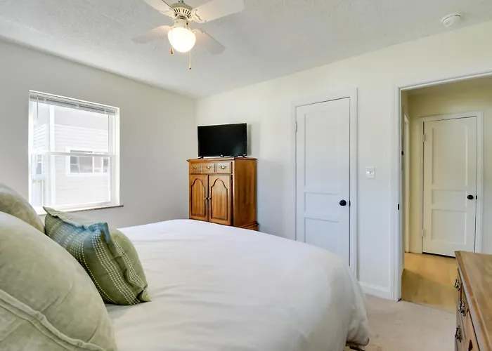 Walk To Ritter Park: Renovated Home Near Marshall!