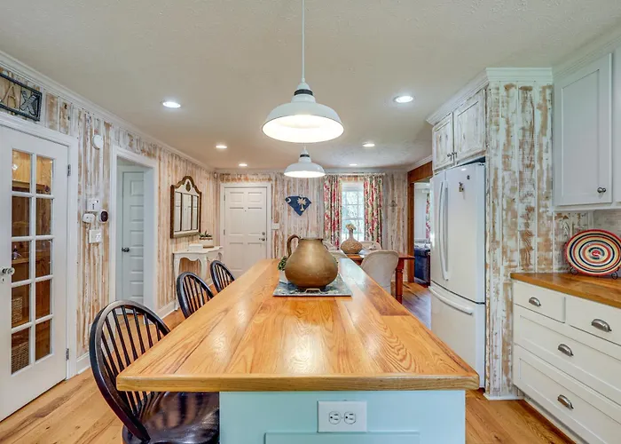 3 Mi To Beach: Pawleys Island Cottage
